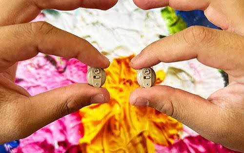 Picture of the Oricle Hearing Aids in hand