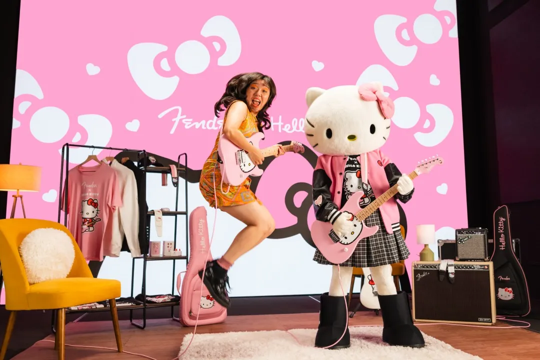 Hello Kitty Playing Guitar